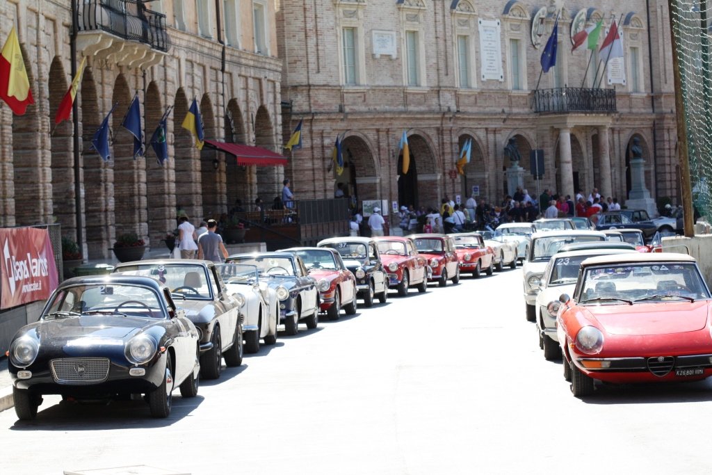 Auto d'epoca in piazza popolo