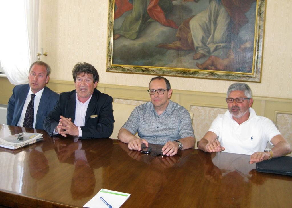 da sinistra Francesco Mantella, presidente Atac spa, Flavio Rogani presidente Gas Marca, il sindaco Tommaso Corvatta e Sergio Cognigni Ad Atac spa