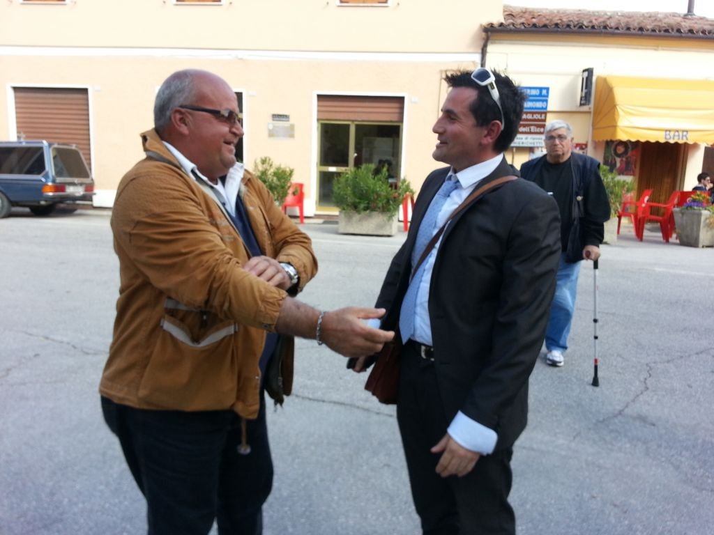 Il neo Sindaco di Gagliole Mauro Riccioni riceve le congratulazioni dello sfidante Gianfabio Giorgioni