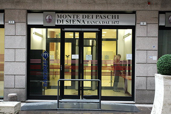 La filiale Monte dei Paschi di Galleria del Commercio a Macerata