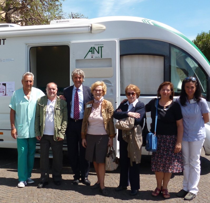 In foto, da sinistra Loris Fabbri (tecnico radiologo), Marino Piga (Ant Bologna), Fabio Di Crescenzo (Vice Direttore BCC Civitanova e Montecosaro), Fiorenza Perugini (Presidente Ant sezione di Civitanova), Maria Marazzi (volontaria Ant), Maria Solipala (medico Ant) e Angeladea Di Marcello (volontaria Ant Civitanova).