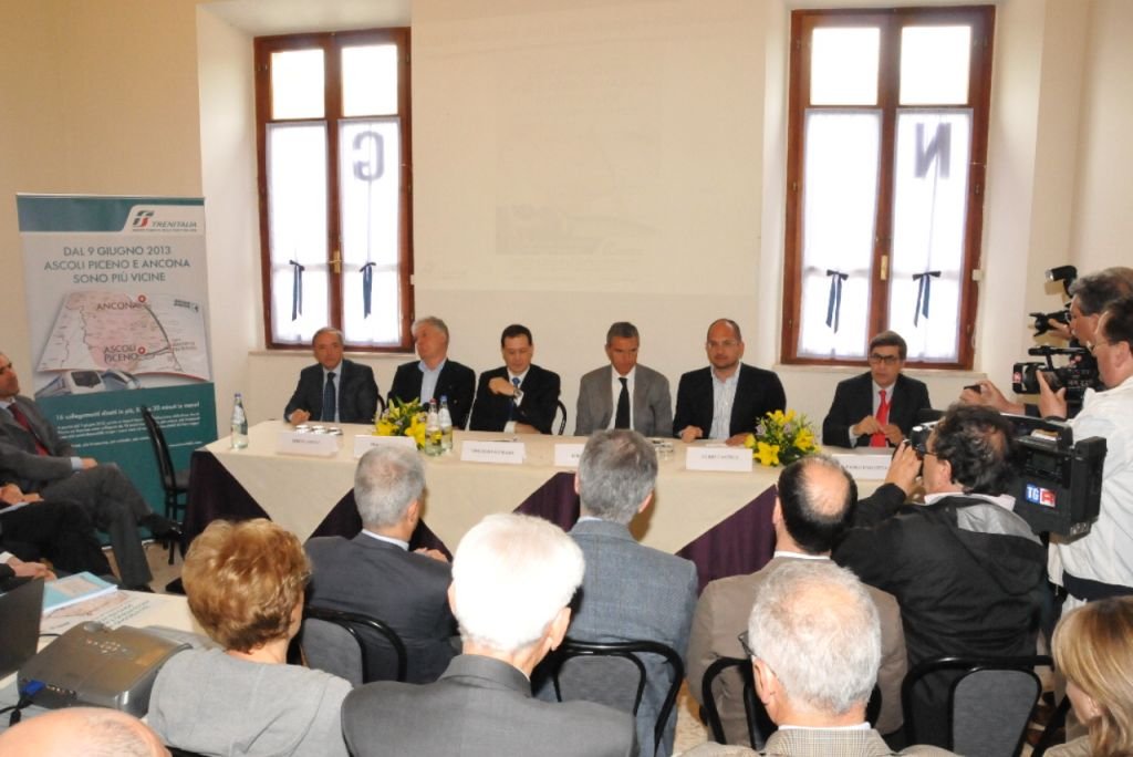 un momento della presentazione dell'elettrificazione della tratta ferroviaria Ascoli – Porto d’Ascoli