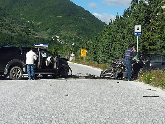La scena dell'incidente. Sulla destra l'auto con a bordo il sindaco Gentilucci (Foto Simone Gatto)