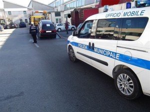 polizia municipale - sequestro autovetttura con uficio mobile