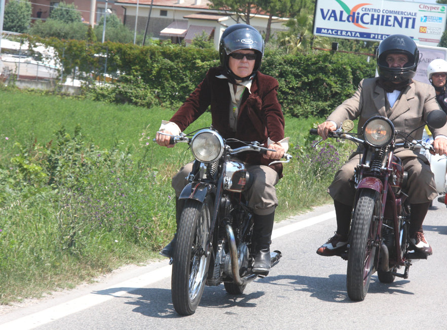 20-I-signori-Casadei-di-Rimini-lei-Bianchi-250-del-1935-lui-Guzzi-500-sport-del-1932