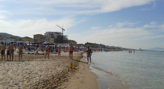 Primo giorno di mare per i Civitanovesi quello di ieri