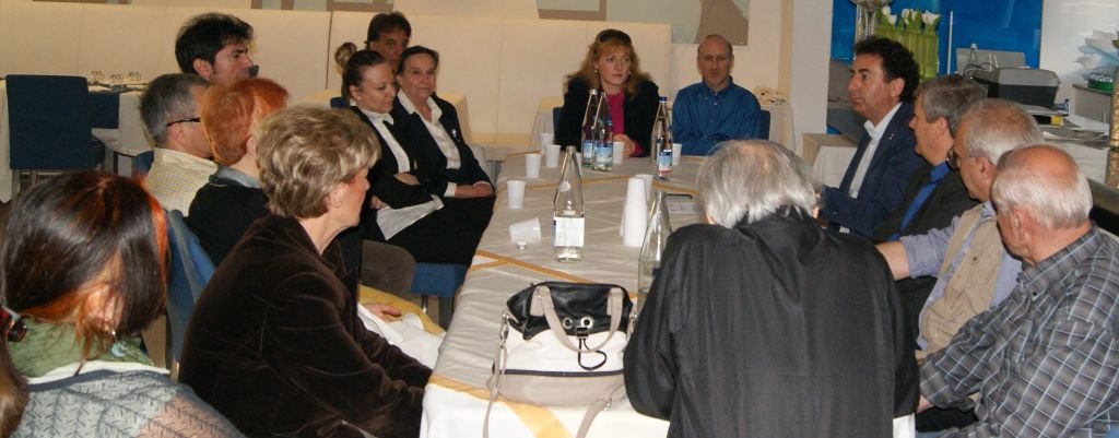 I partecipanti dell'incontro degli iscritti Idv di Macerata con Ignazio Messina candidato alla segreteria