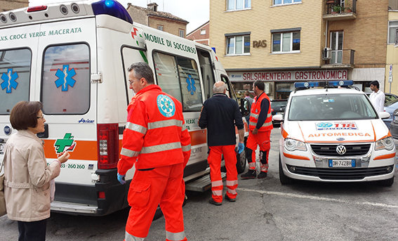 I soccorritori intervenuti in piazza Nazario Sauro