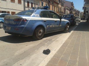 La polizia di fronte all'ufficio postale rapinato