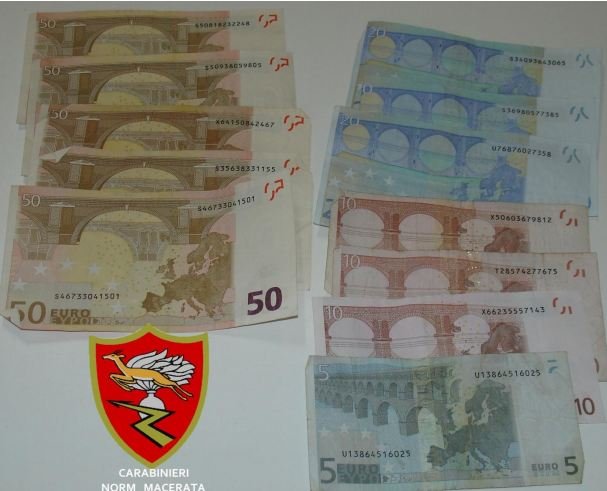 I contanti sequestrati dai carabinieri