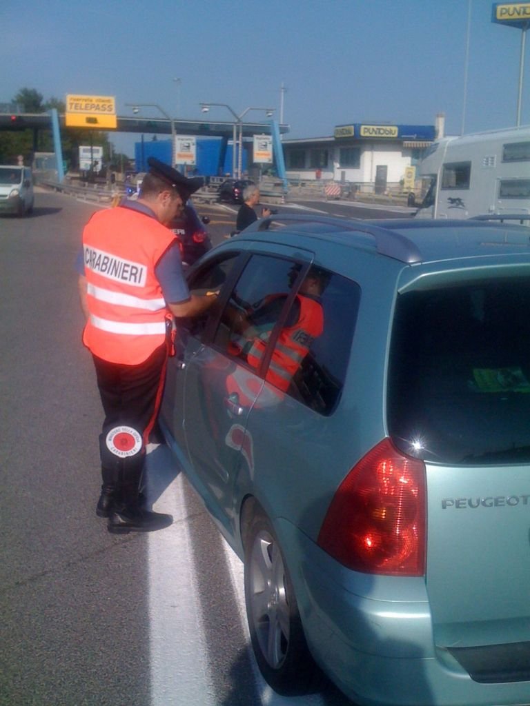 I controlli dei carabinieri di Civitanova all'uscita del casello dell'autostrada