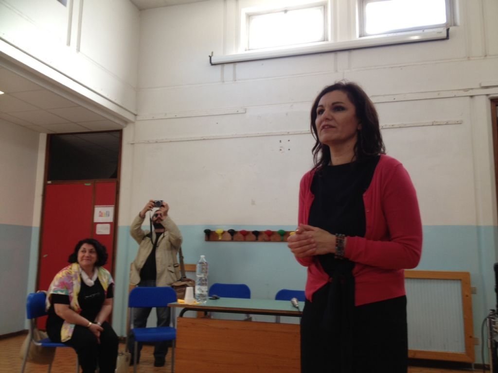 L'assessore Stefania Monteverde illustra il progetto "mense verdi" ai genitori