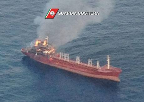 La nave Nazo-S in fiamme al largo di Civitanova