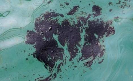 La macchia oleosa nello specchio d'acqua di Porto Potenza