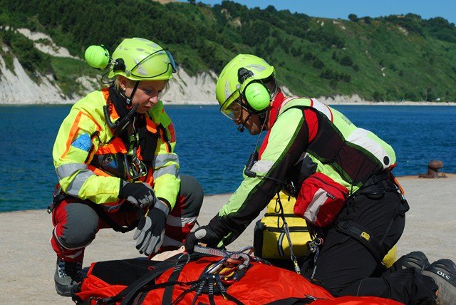 Il personale del soccorso alpino impegnato nell'esercitazione a Portonovo