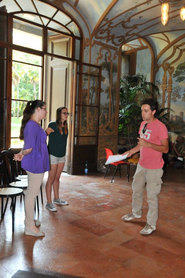 Il regista Antonio Mingarelli durante le prove con le giovani cantanti