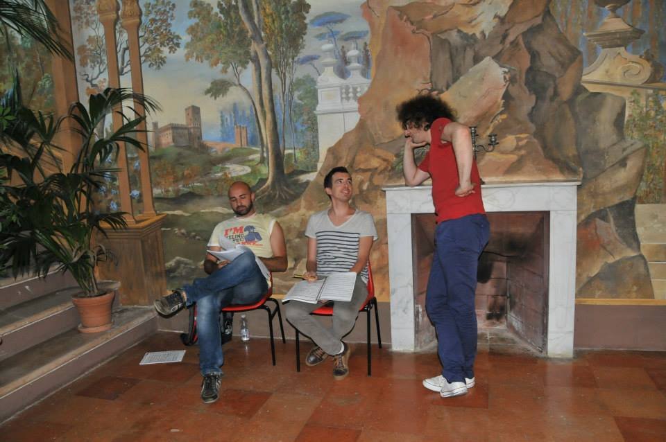 Felice Venanzoni e i cantanti durante le prove