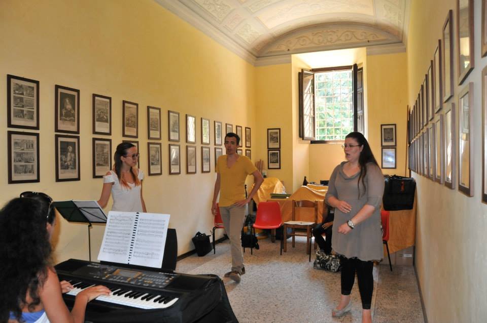 Il M° Tiziana Muzi e i giovani cantanti