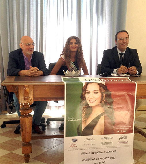 Giusy Buscemi, Miss Italia 2012, insieme al sindaco di Camerino, Dario Conti, e a Gianluca Pasqui, assessore alla cultura