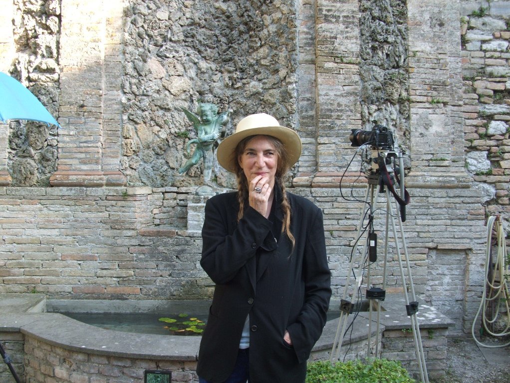 Patti Smith nel giardino della Pinacoteca di San Severino Marche Smith