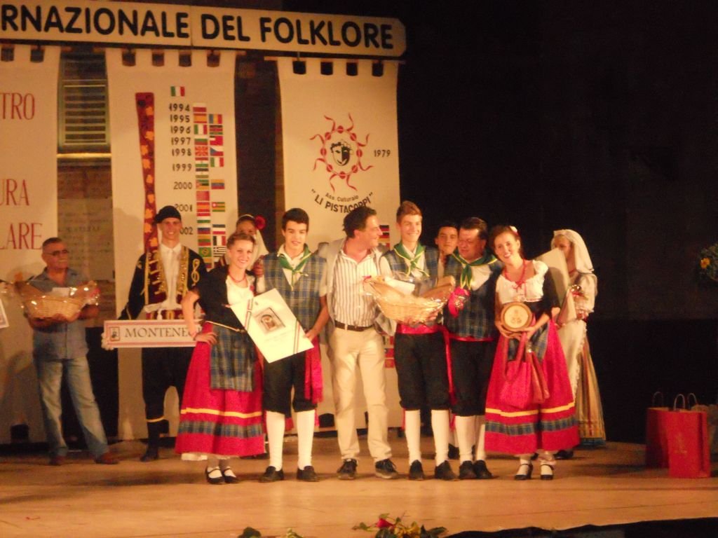 folclore a mogliano premiazione sindaco