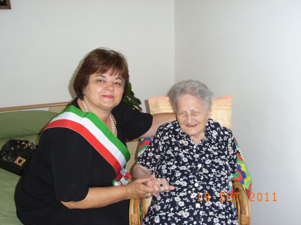 Il sindaco Nelia Calvigioni con Maria Illuminati