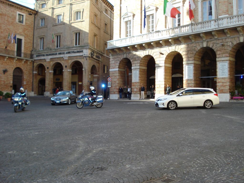 la troupe di Easy Rider in piazza Libertà a Macerata