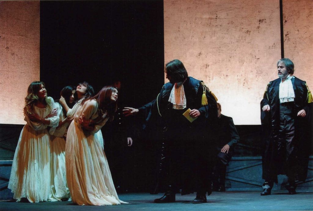 una scena de “Il crogiuolo” in scena domenica prossima al Lauro Rossi