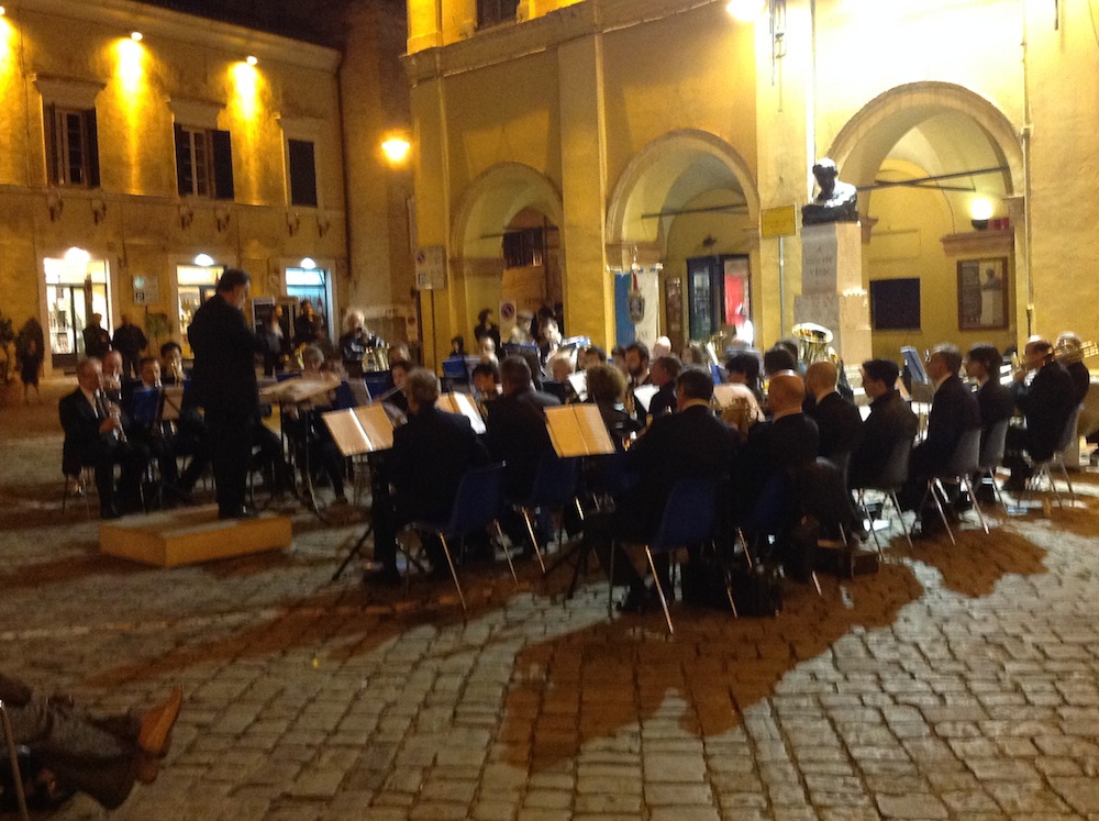 l'esibizione del Corpo bandistico "Giuseppe Verdi" in piazza Libertà