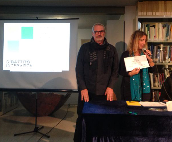 Pina Vallesi consegna il premio Giallocarta 2013 a Carlo Parri