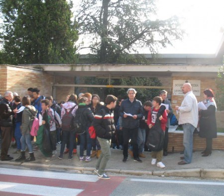 Il sindaco all'uscita della scuola media