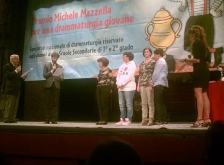 I ragazzi della 2 B sul palco del premio Mazzella