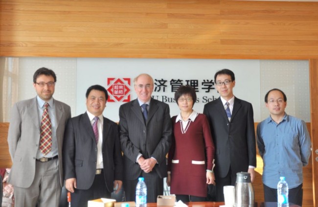 Il rettore Luigi Lacchè e Tommaso Pellin con i vertici della Scuola di economia e amministrazione aziendale della Beijing Normal University