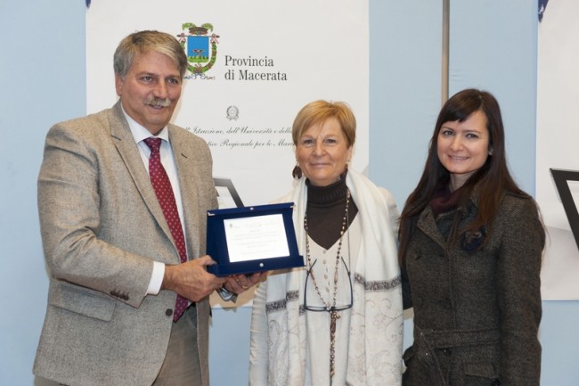 Il premio è stato consegnato dalla professoressa Nicolini all'assessore Lippi