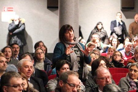 Un'assemblea dei lavoratori di banca Marche