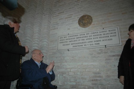La lapide a San Claudio per ricordare Carlo Magno