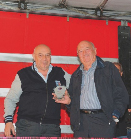 Il sindaco di Treia, Luigi Santalucia (a sinistra) premia Renzi in occasione dell'ultima promozione dell'Aurora Treia