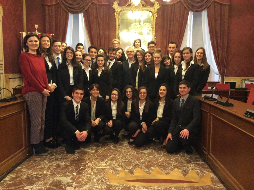 Gli studenti nella sala consiliare
