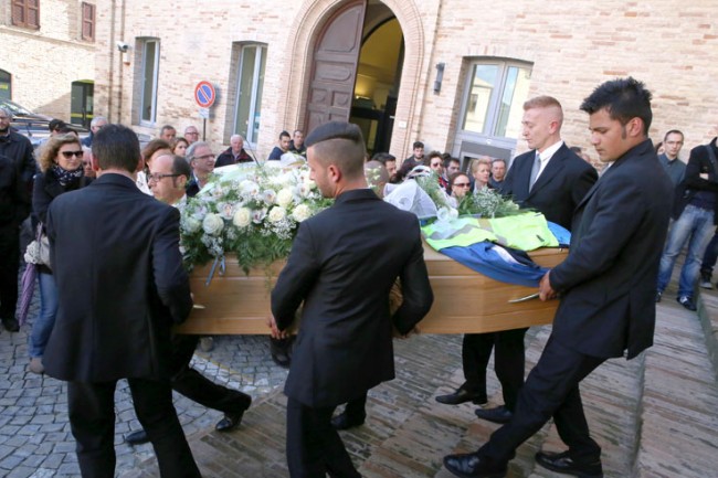 L'uscita del feretro dalla chiesa dell'Assunta