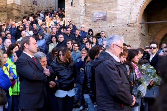 In prima fila i genitori di Lorenzo e la fidanzata Rossella