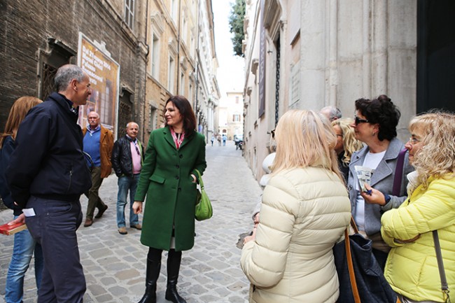 L'assessore Stefania Monteverde tra i visitatori del Buonaccorsi
