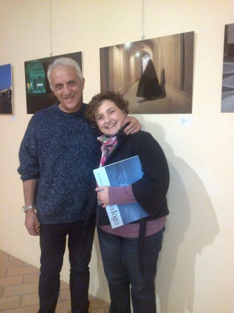 Adriano Gamberini e Anna Grottesi davanti alla fotografia donata