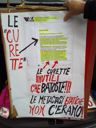 Uno dei cartelli esposti da Moretti