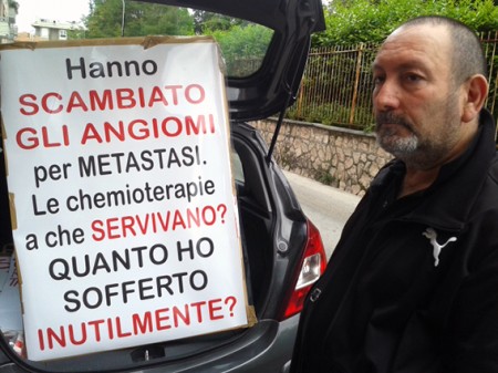 La protesta di Emilio Moretti davanti all'ospedale