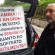 La protesta di Emilio Moretti davanti all'ospedale