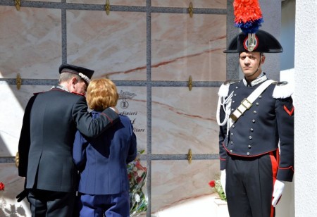 Elena Cecchini, la vedova di Alfredo Beni con il generale Gallitelli durante la cerimonia