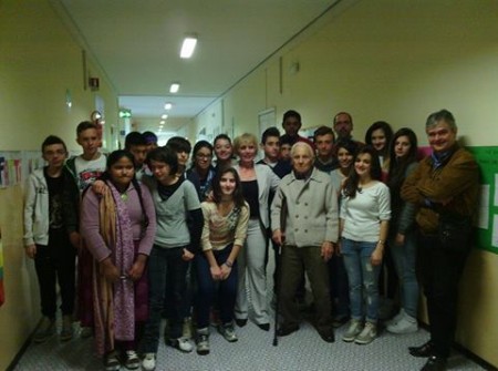 Gli alunni della 3°A con Ivo Pianesi al termine dell'incontro.