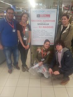 I volontari di officina Universitaria all'opera per la colletta alimentare