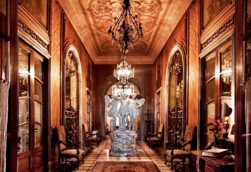 Una immagine degli splendidi interni di Villa Gigli