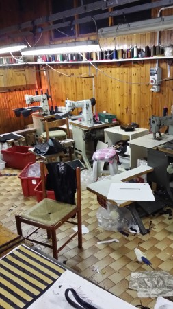Un laboratorio abusivo. In provincia di Macerata gli artigiani pagano lo scotto del lavoro sommerso